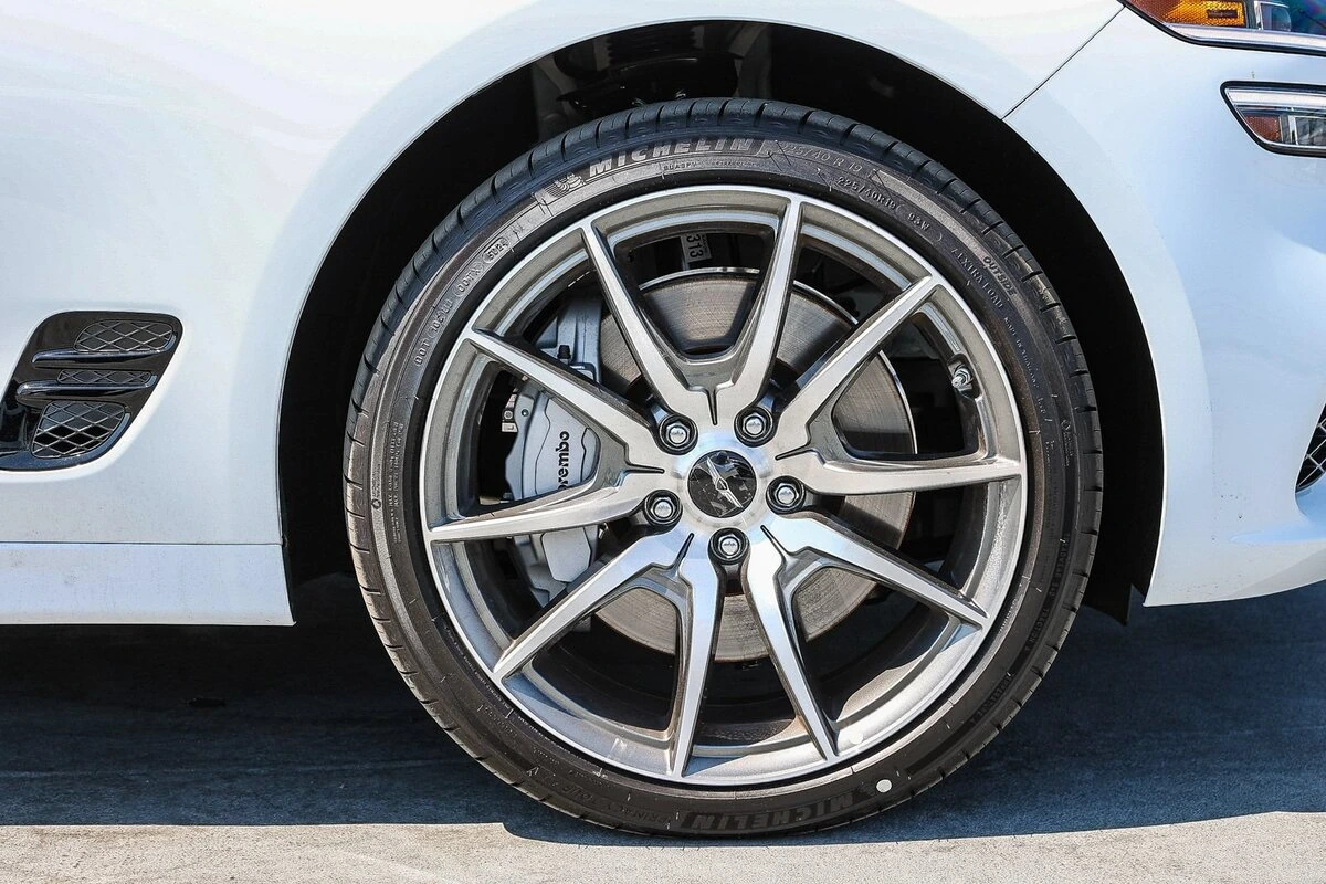2026 GENESIS G70 Standard - Photo 9
