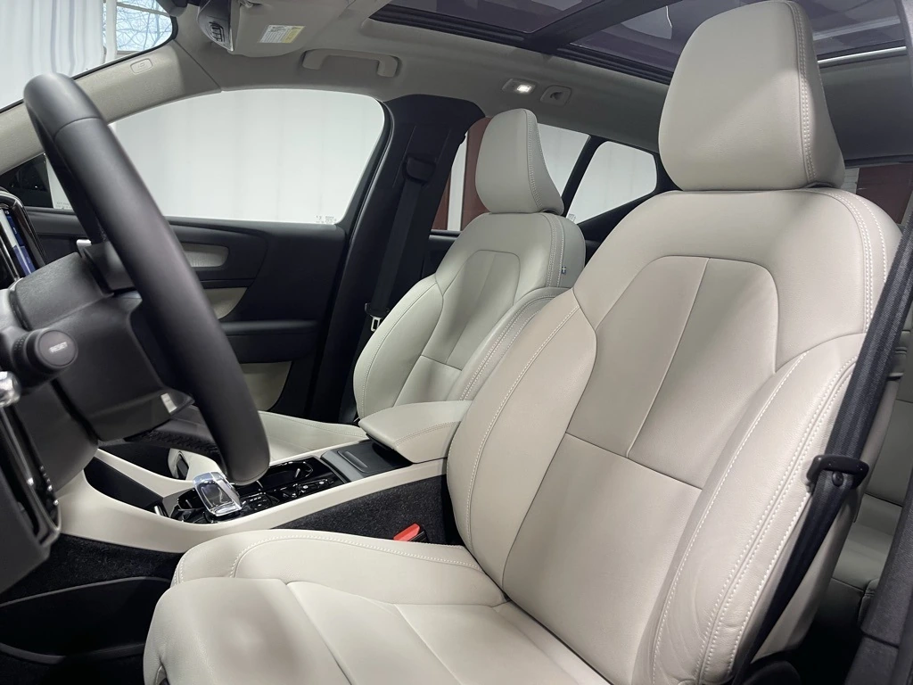 2025 Volvo - image 22
