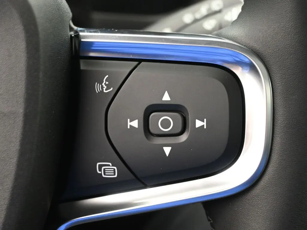 2025 Volvo - image 10