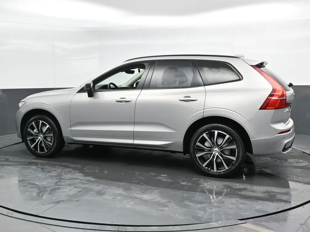 2025 Volvo - image 8