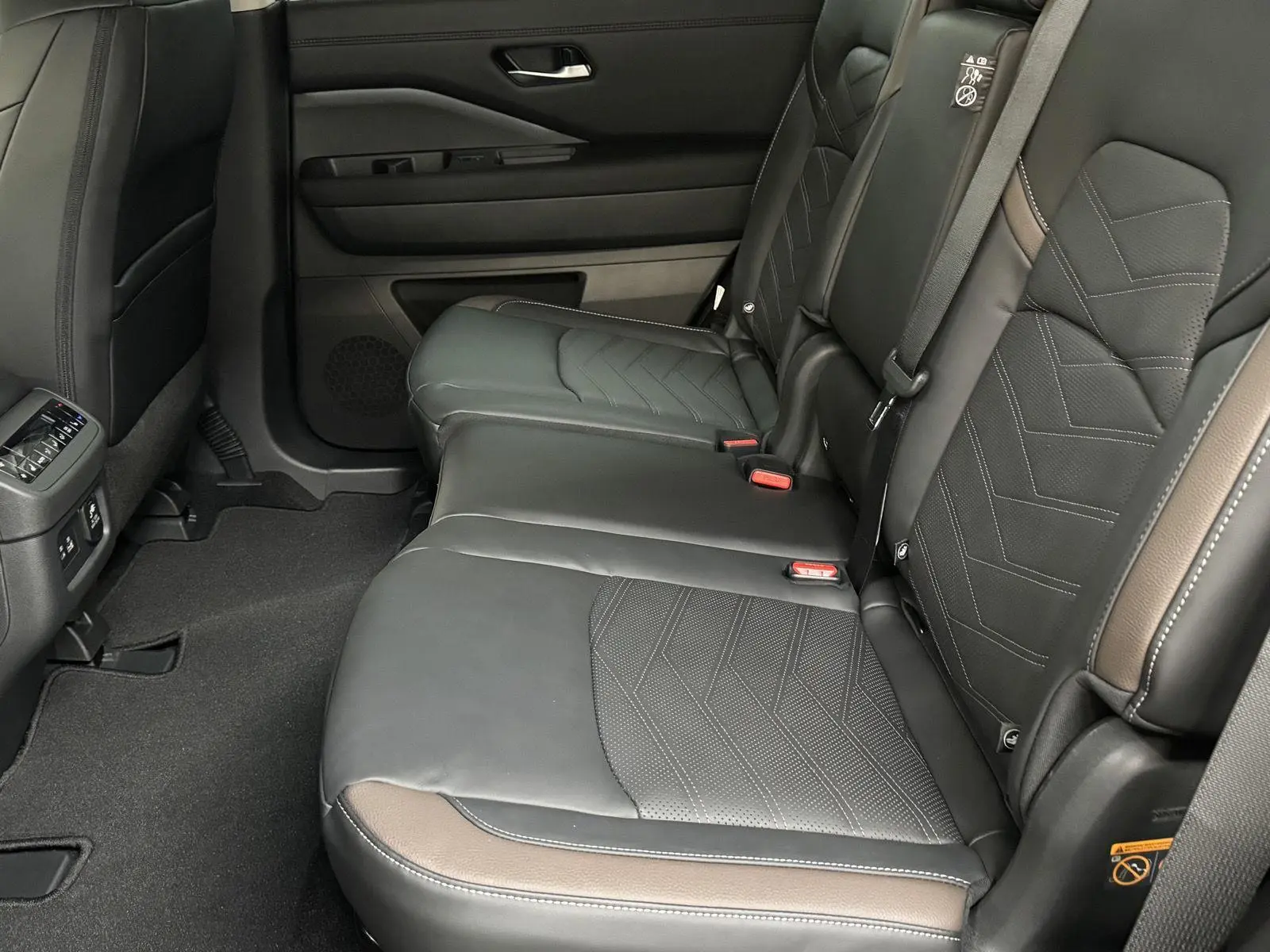 2025 Nissan Pathfinder Platinum photo 9