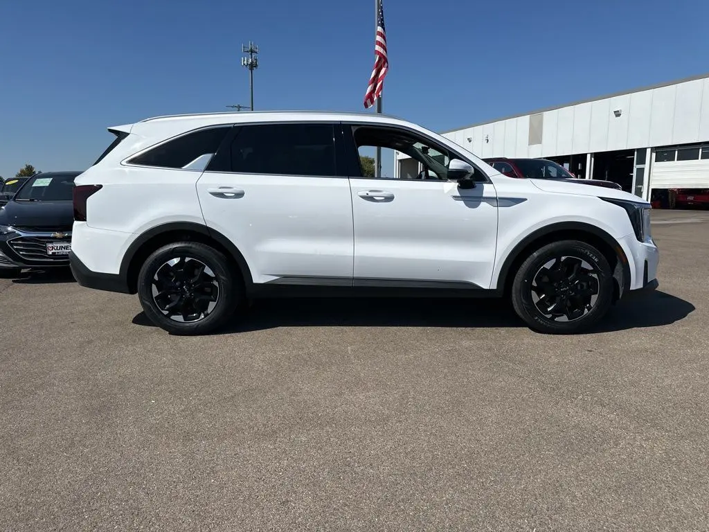 2024 Kia Sorento S photo 3