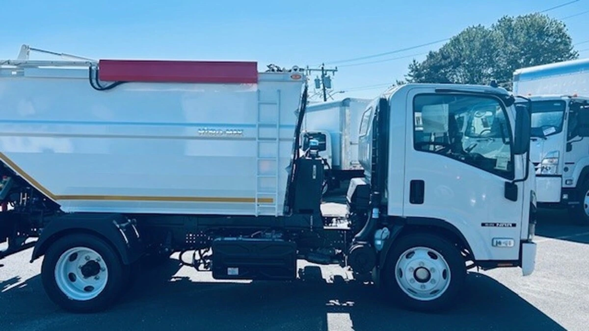 2025 Isuzu NRR in Bridgeport, CT — photo 3