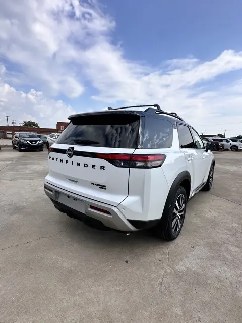 2025 Nissan Pathfinder Platinum photo 2