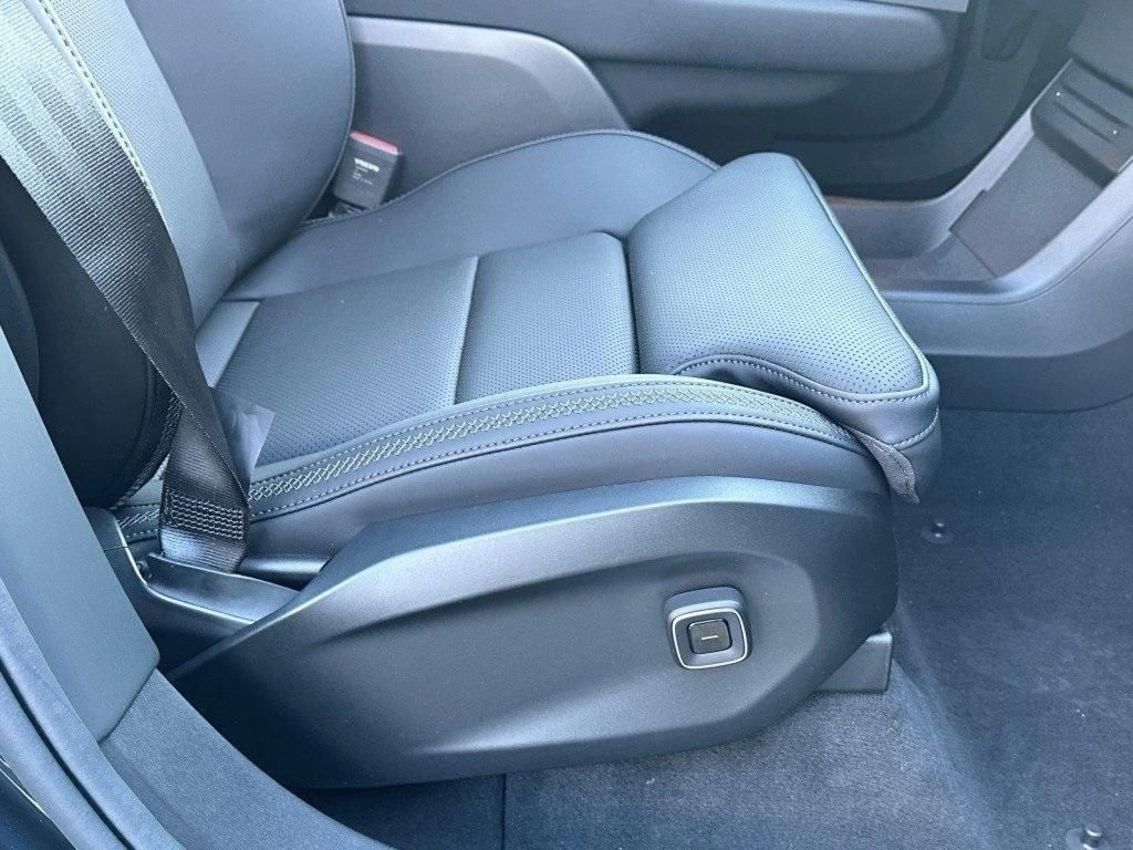 2025 Volvo - image 10