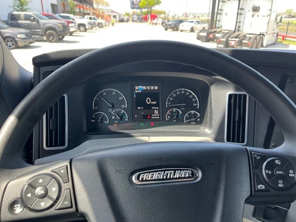 2027 Freightliner - image 9