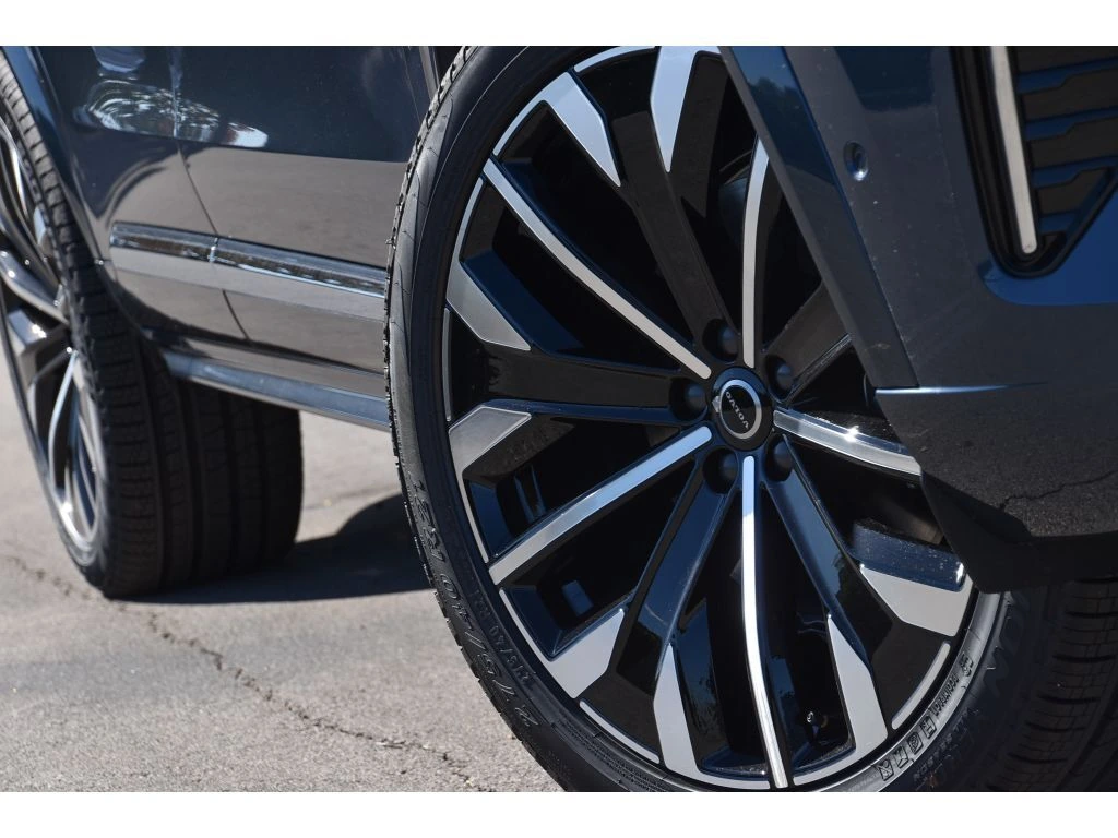 2026 Volvo - image 10