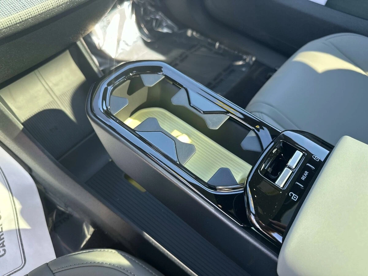 2026 Volvo - image 23