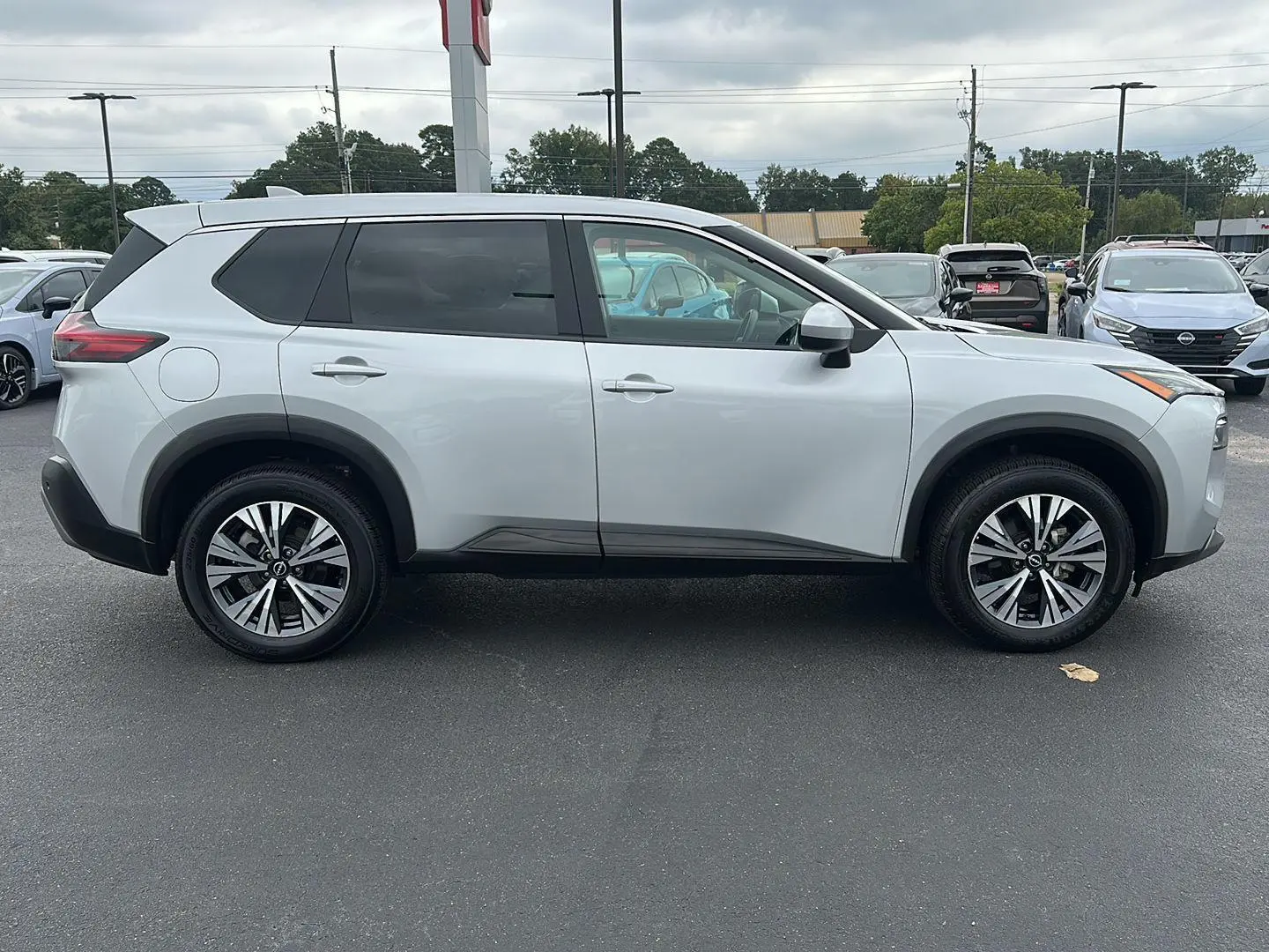 2023 Nissan Rogue SV photo 2