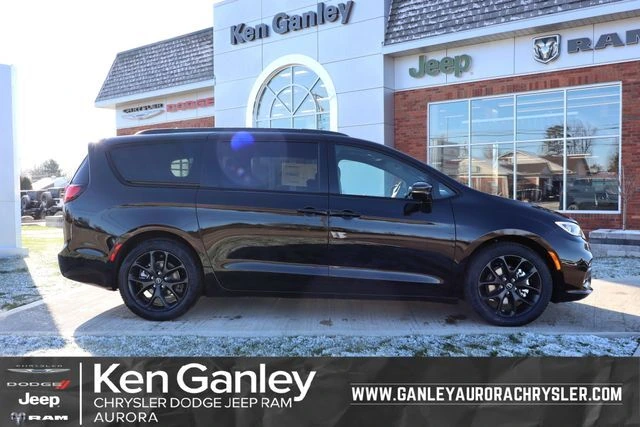 2026 Chrysler Pacifica Limited's photo
