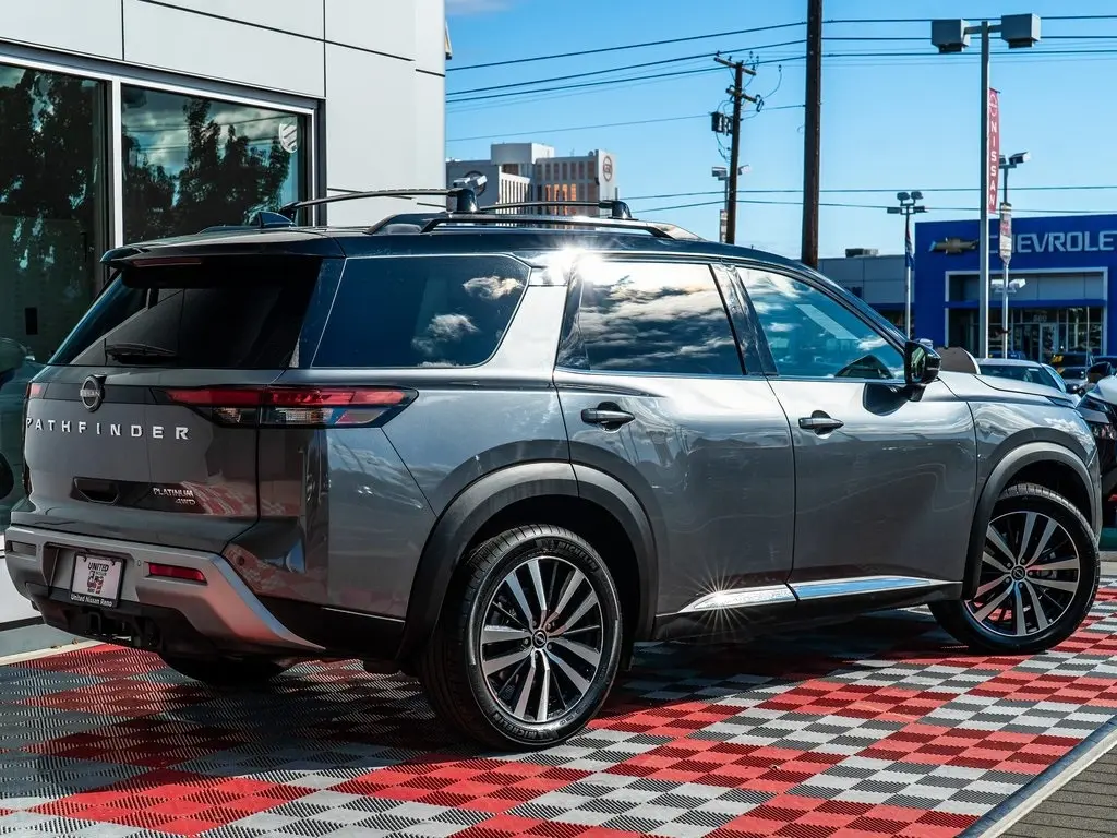 2023 Nissan Pathfinder Platinum photo 2