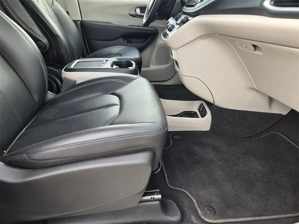 2024 Chrysler Pacifica Hybrid photo 14