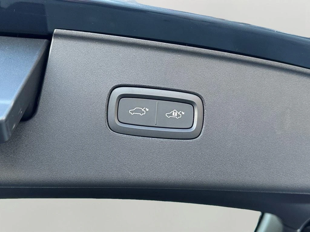 2025 Volvo - image 6