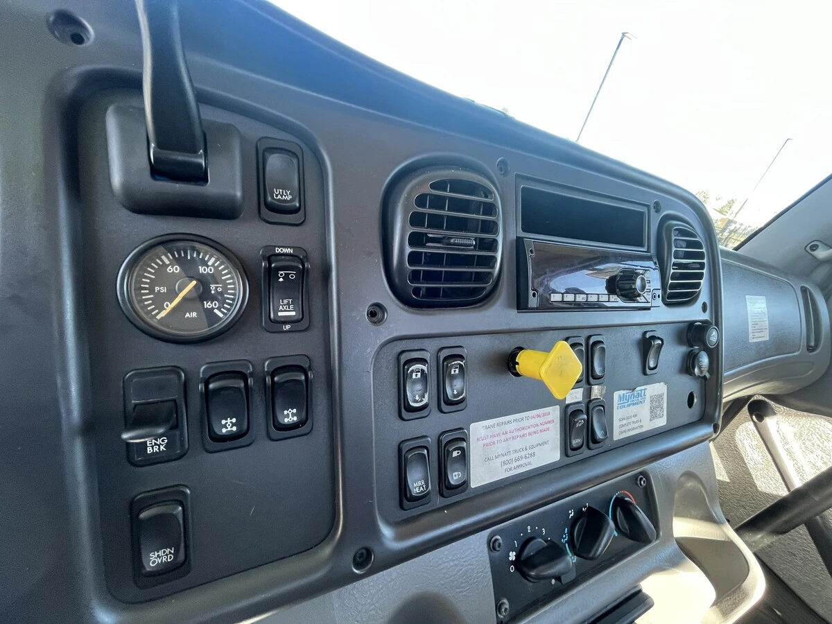 2018 Freightliner 114SD - image 27