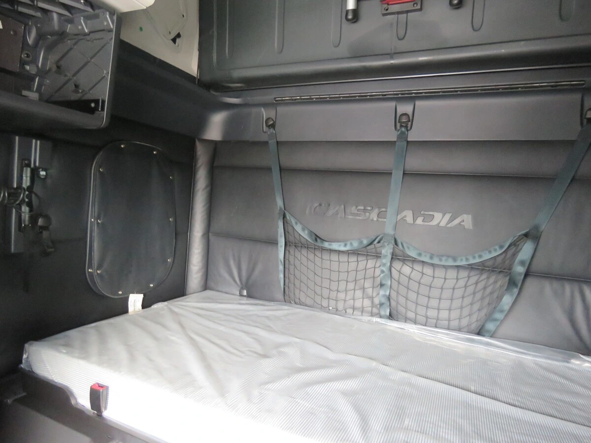 2023 Freightliner Cascadia - image 15