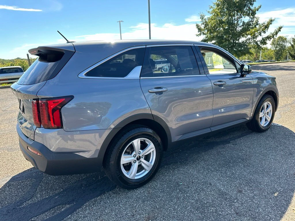 2022 Kia Sorento LX - Photo 11
