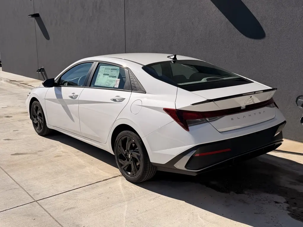2026 Hyundai Elantra SEL Sport photo 3