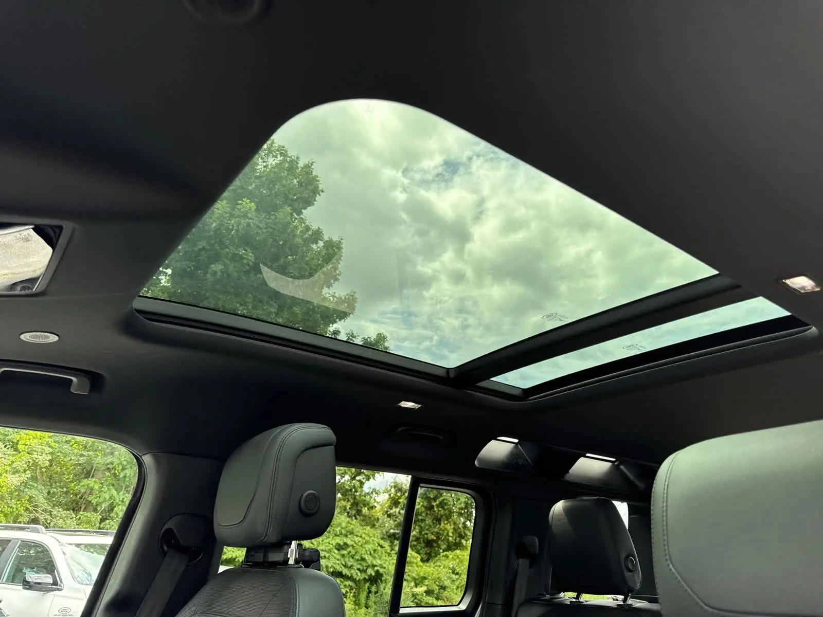 2023 Land Rover Defender X-Dynamic SE photo 14