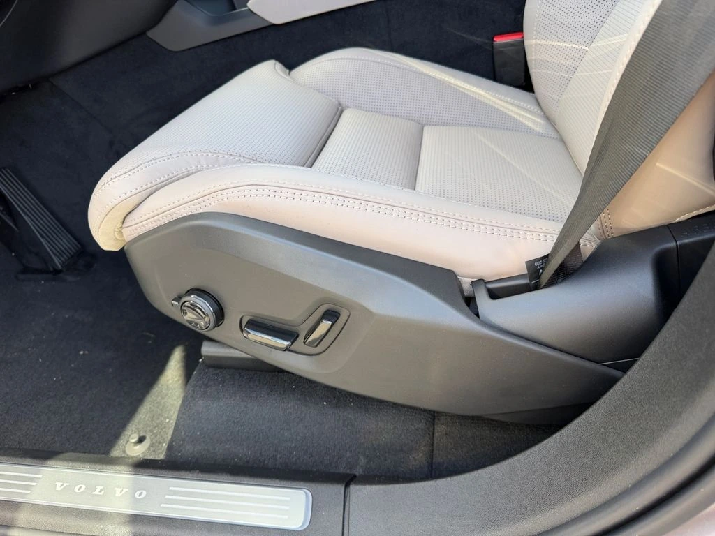 2026 Volvo - image 15