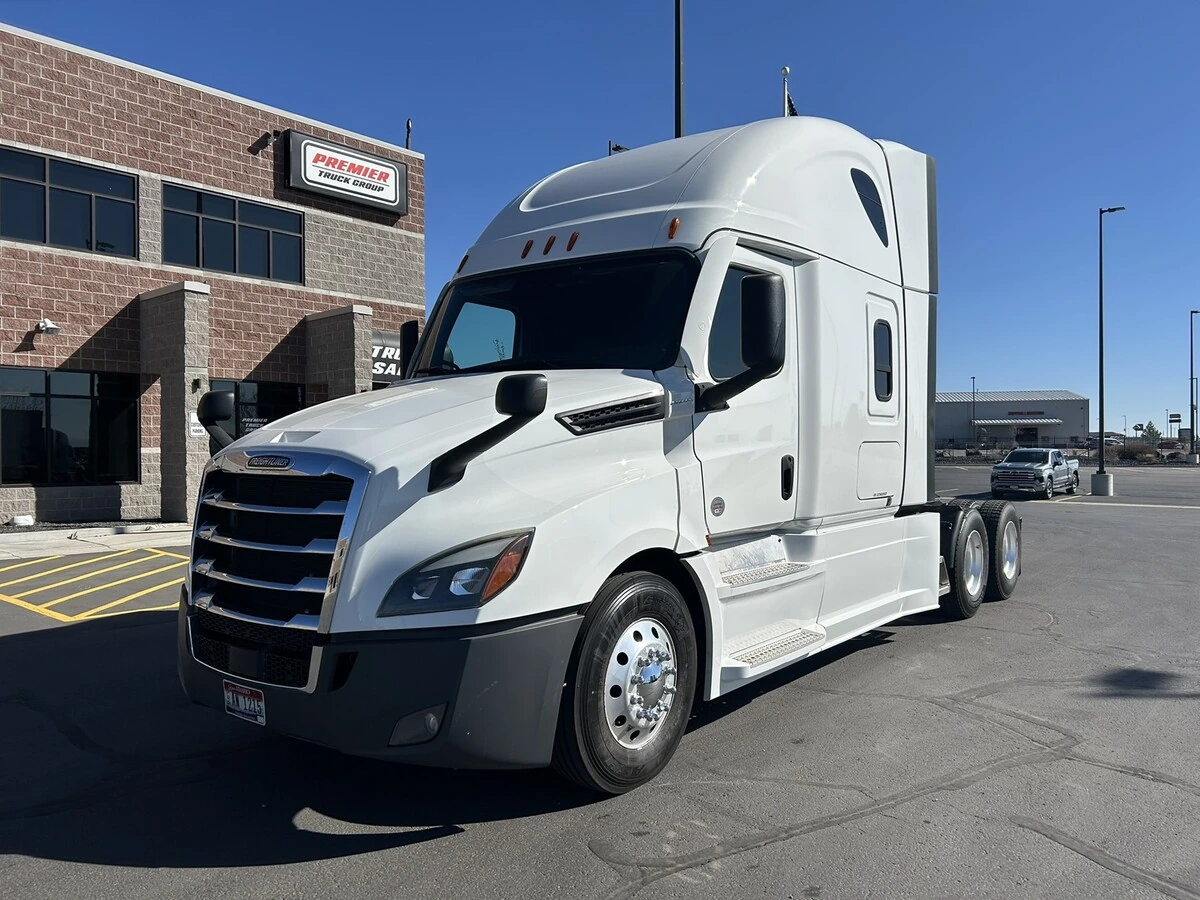 2022 Freightliner Cascadia - image 2