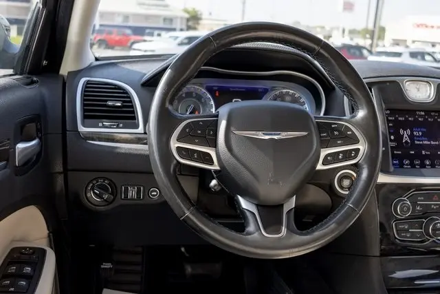 2021 Chrysler 300 Touring L photo 5