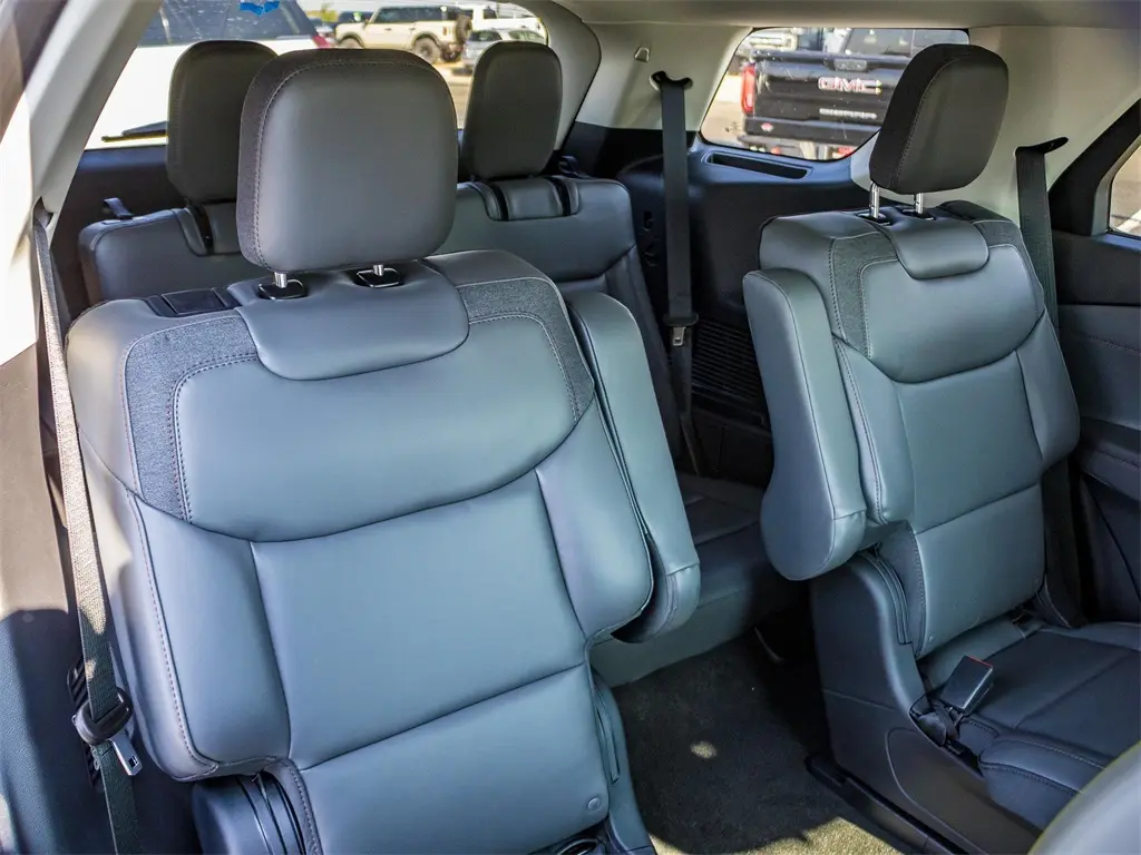 2025 Ford Explorer photo 18