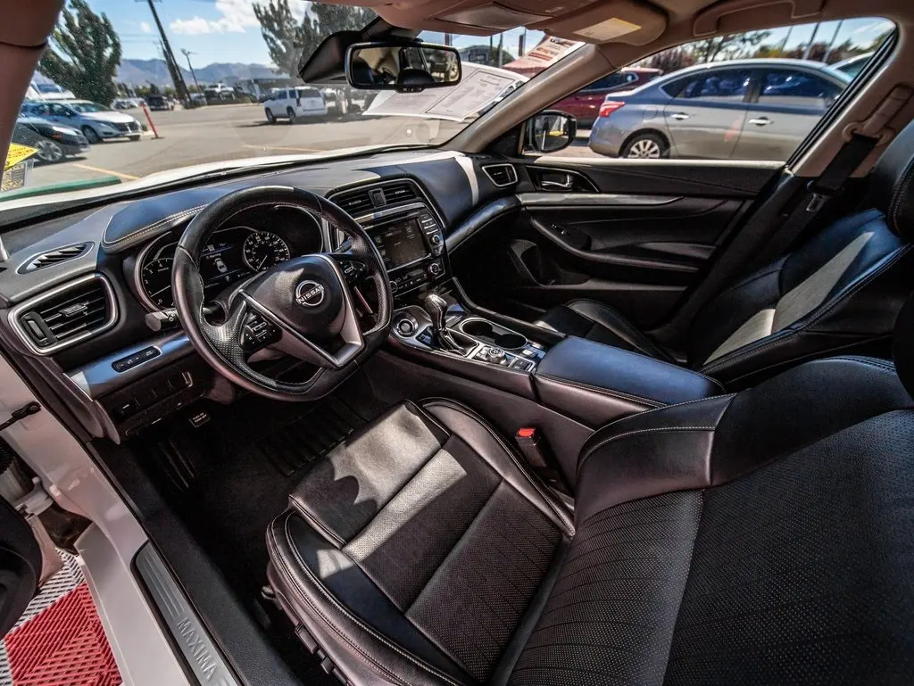 2023 Nissan Maxima SV photo 8
