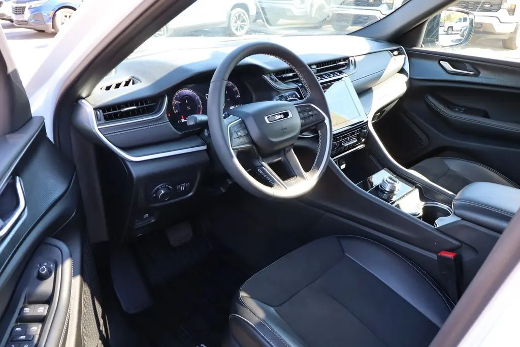 2024 Jeep Grand Cherokee Laredo photo 9