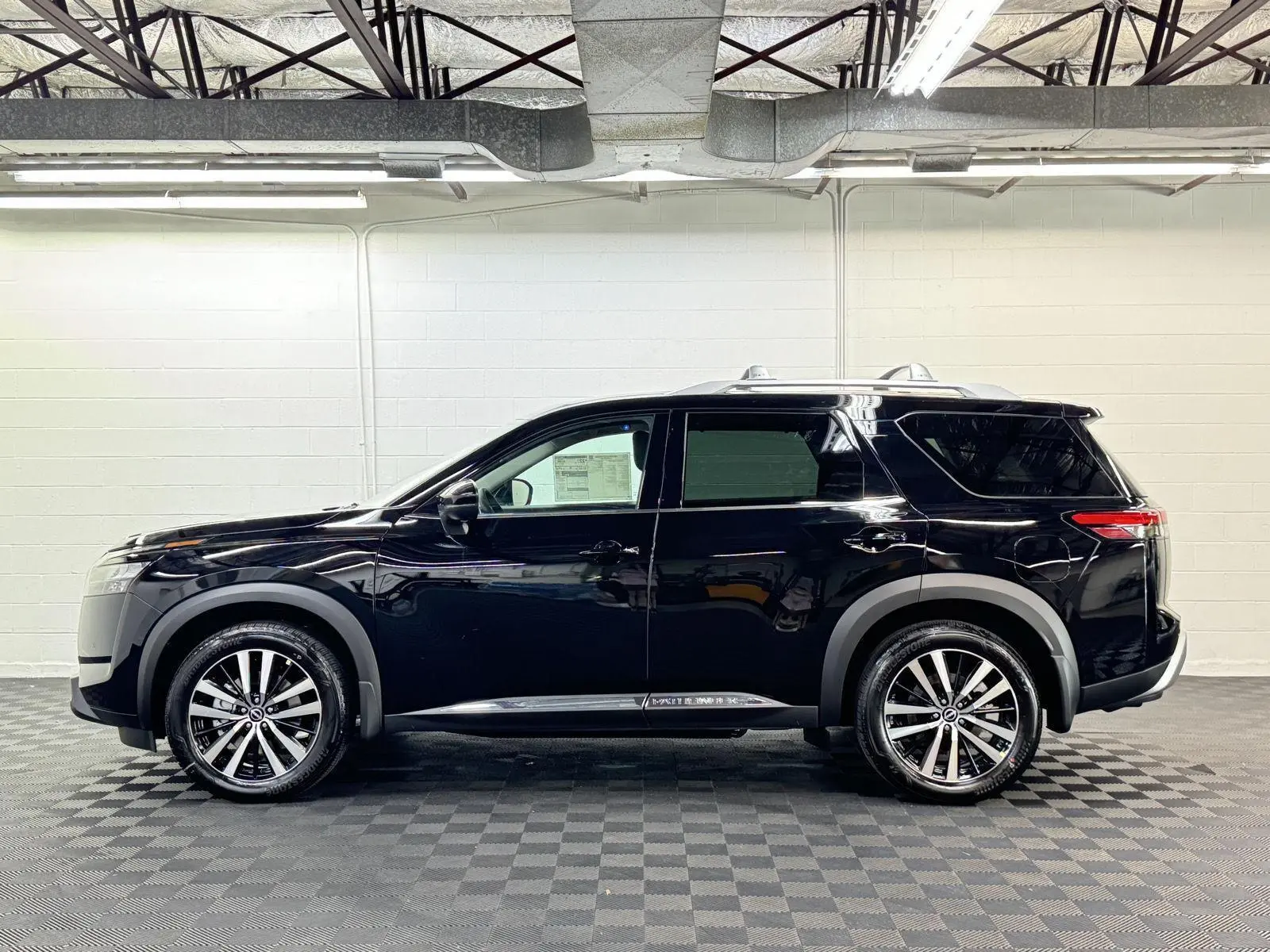 2025 Nissan Pathfinder Platinum photo 2