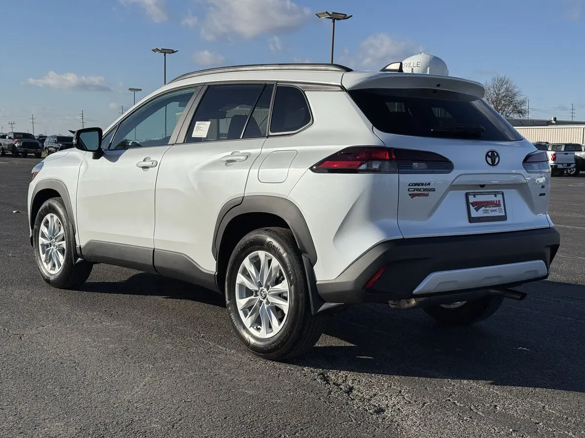 2026 Toyota Corolla Cross LE photo 4
