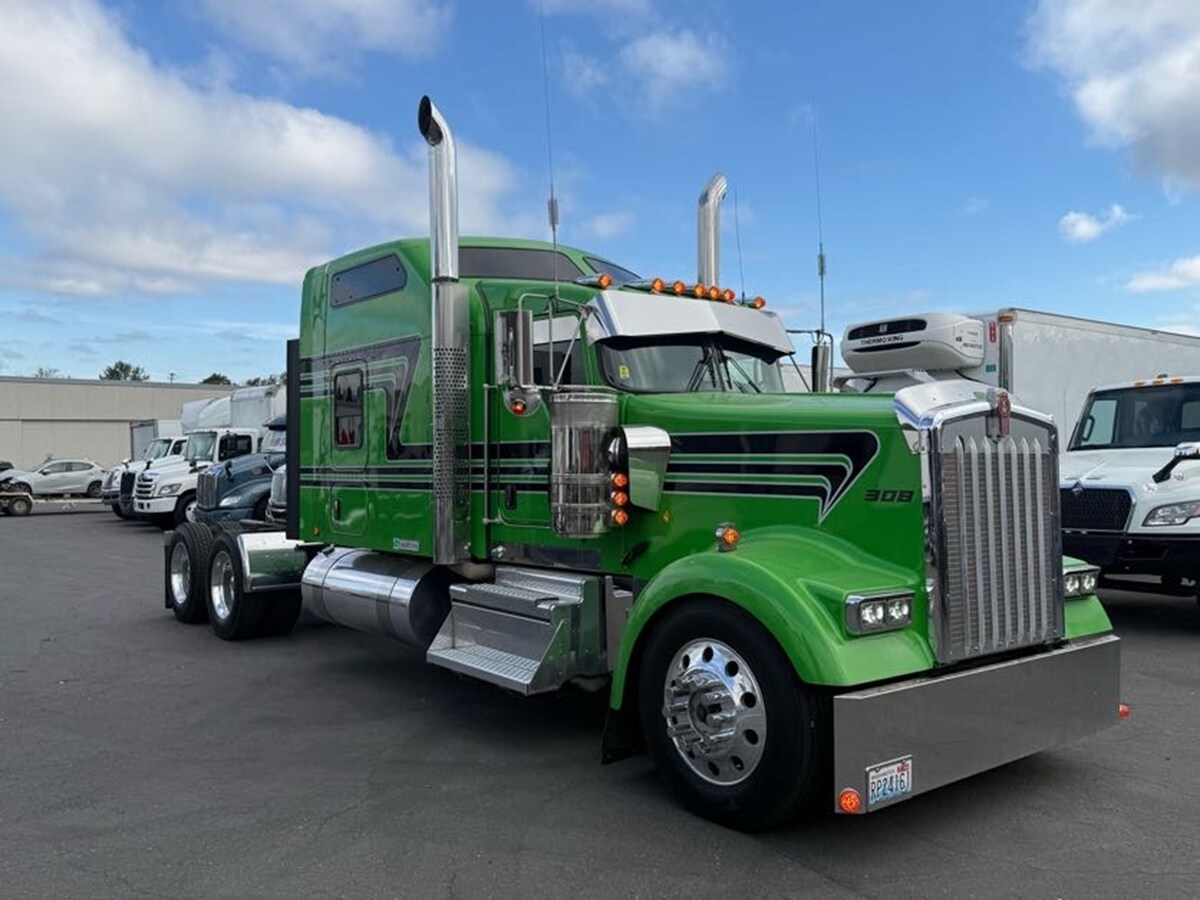 2022 Kenworth W900 in Portland, OR — photo 2