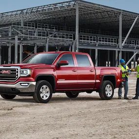 camión GMC rojo en un sitio de construcción