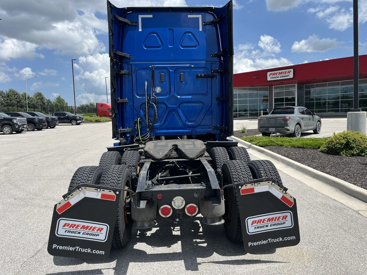 2022 Freightliner Cascadia — photo 6