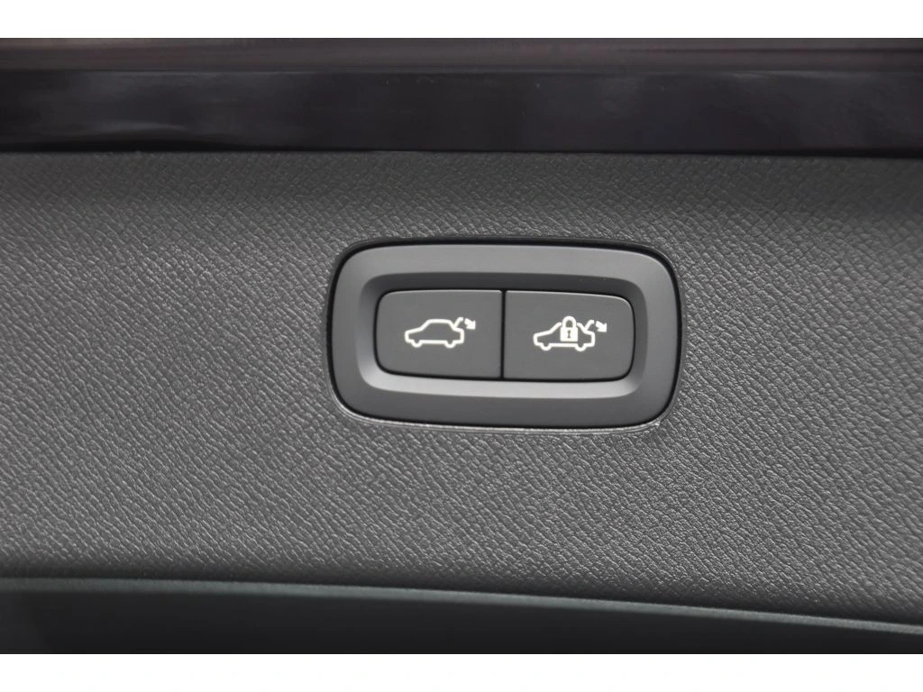 2026 Volvo - image 24