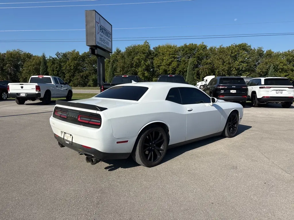 2016 Dodge Challenger SXT Plus photo 3
