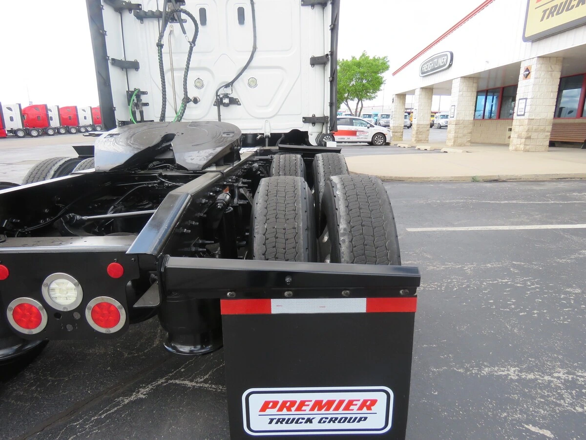 2022 Freightliner Cascadia - image 6