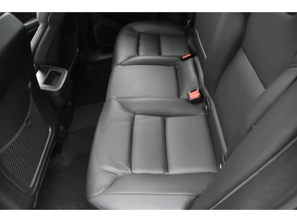 2025 Volvo - image 16