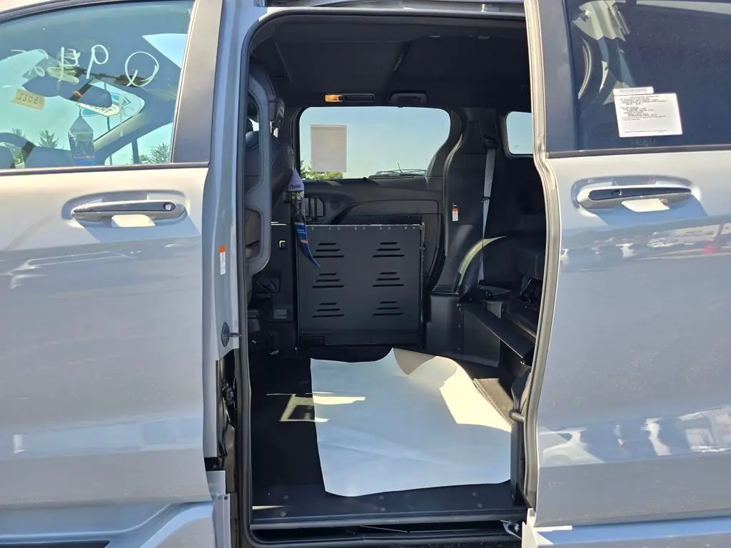 2025 Toyota Sienna XSE photo 24