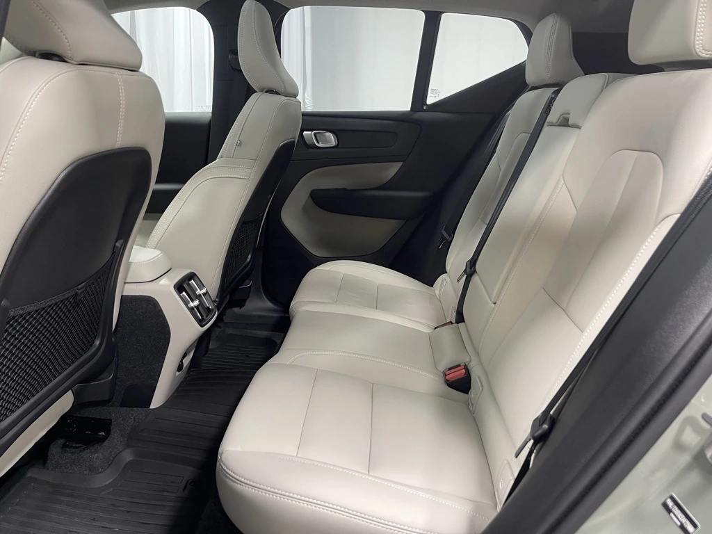 2025 Volvo - image 25