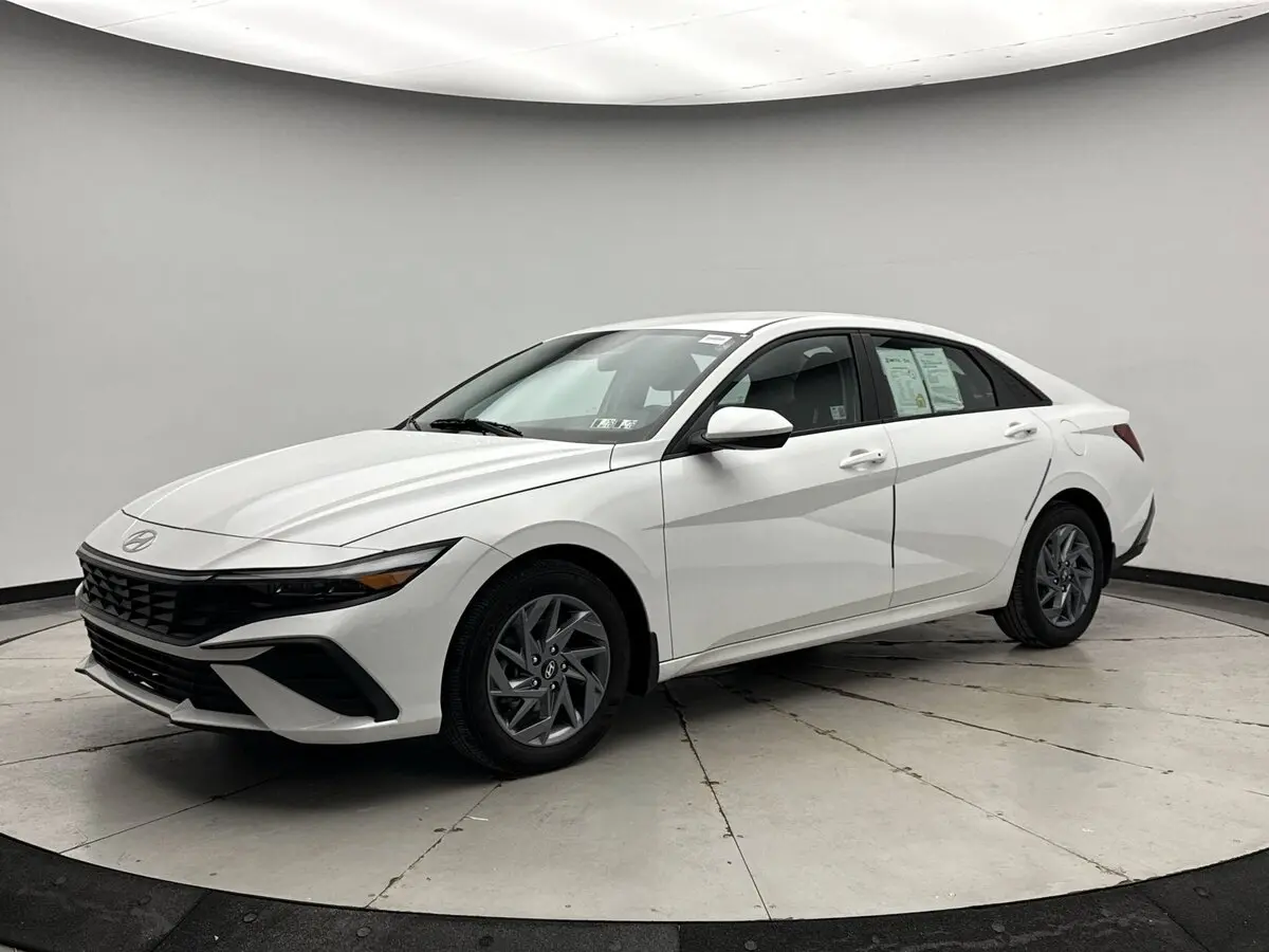 2024 Hyundai Elantra SEL's photo