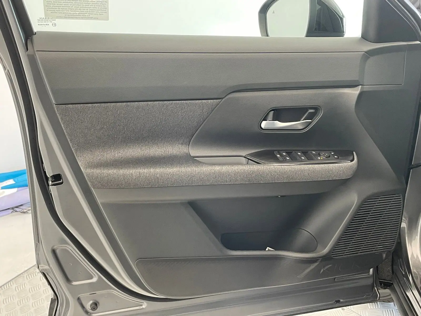 2025 Nissan Kicks SV photo 13