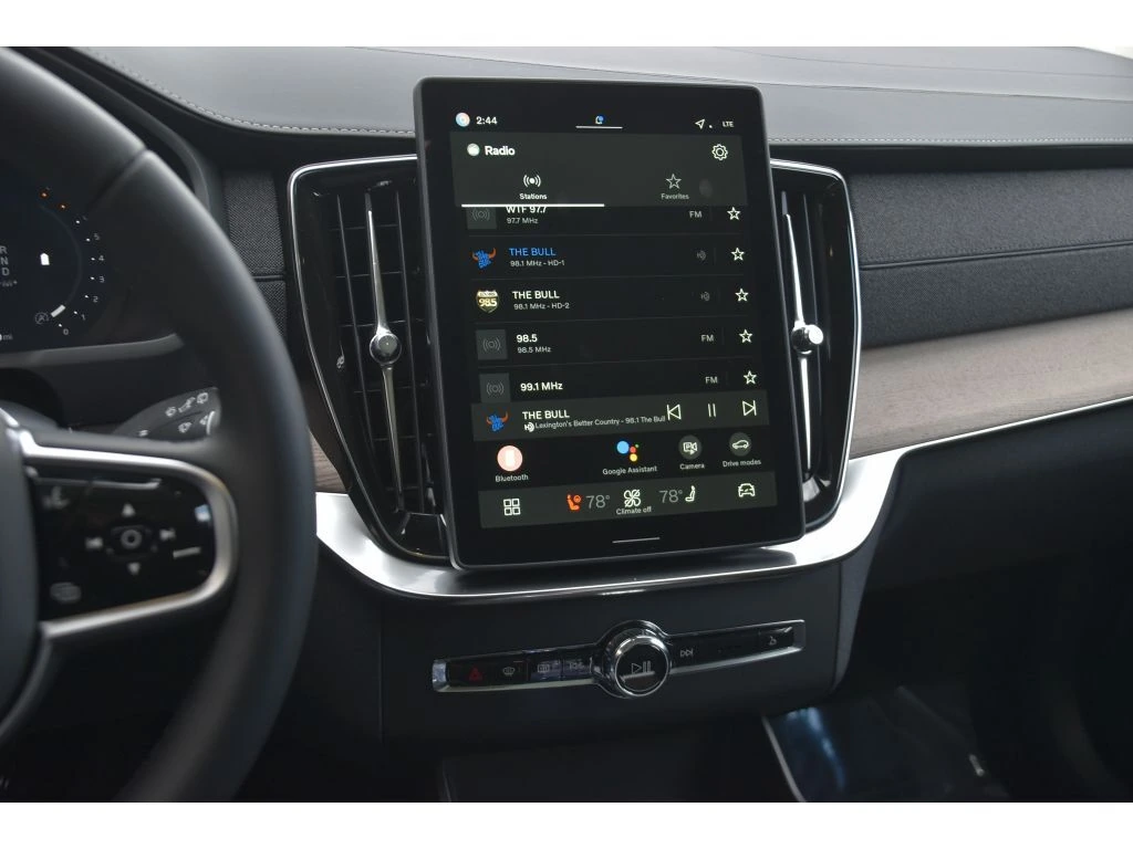 2026 Volvo - image 15