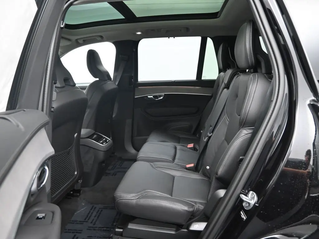 2026 Volvo - image 25