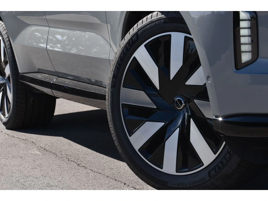 2025 Volvo - image 10