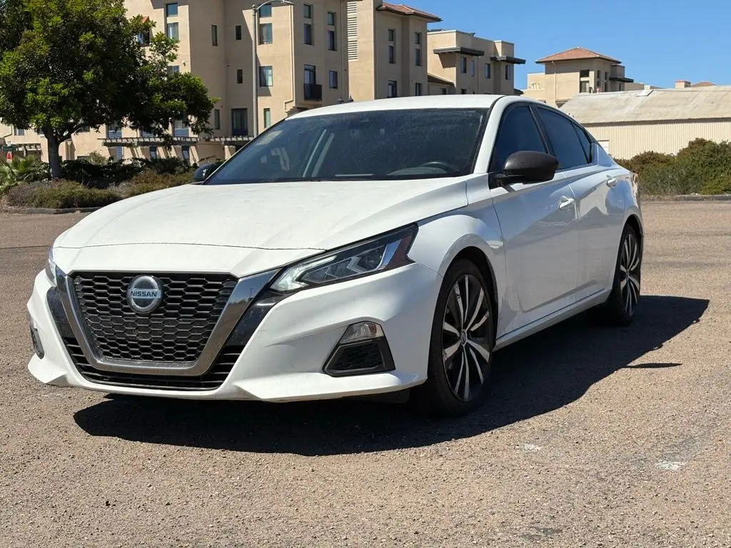 2020 Nissan Altima SR photo 3