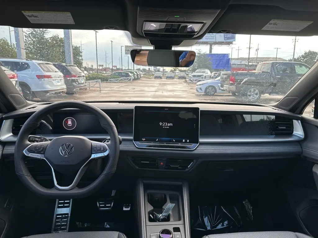2025 Volkswagen Tiguan SE R-Line Black photo 16