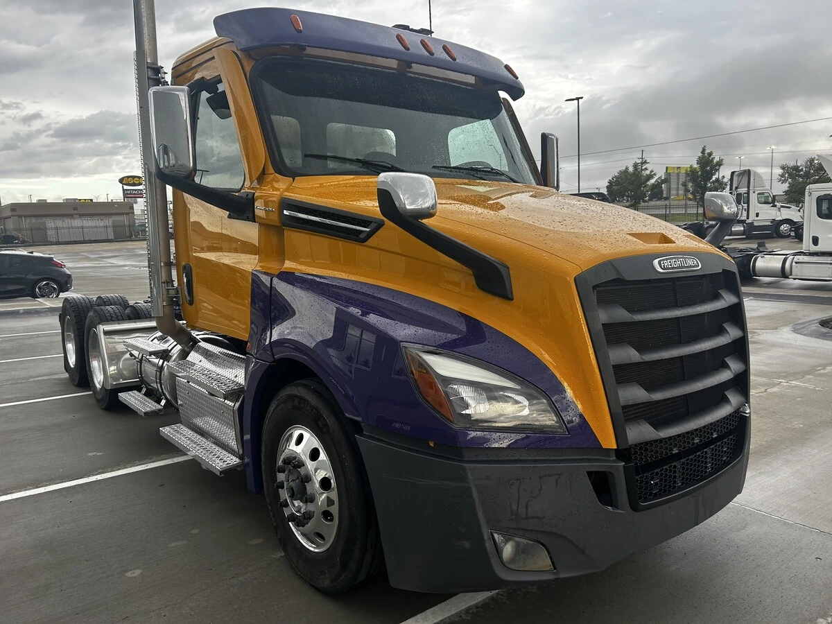 2025 Freightliner Cascadia — photo 3