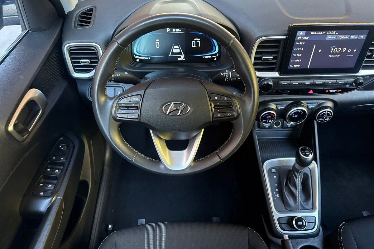 2025 Hyundai Venue SEL - Photo 14