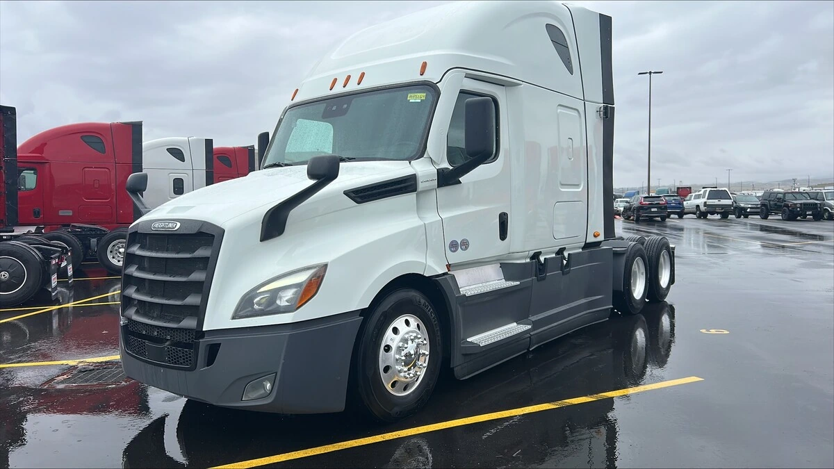 2022 Freightliner Cascadia - image 1