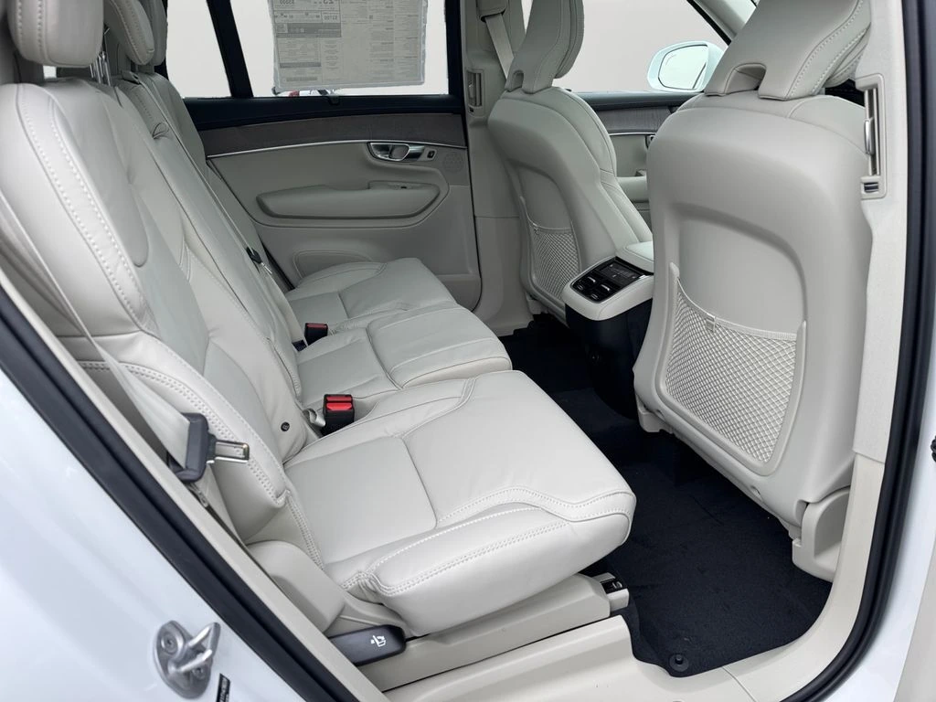 2026 Volvo - image 7